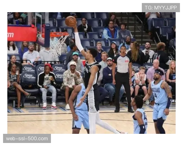 瞬间：文班亚马护框后直接运球推进，诠释现代中锋新定义